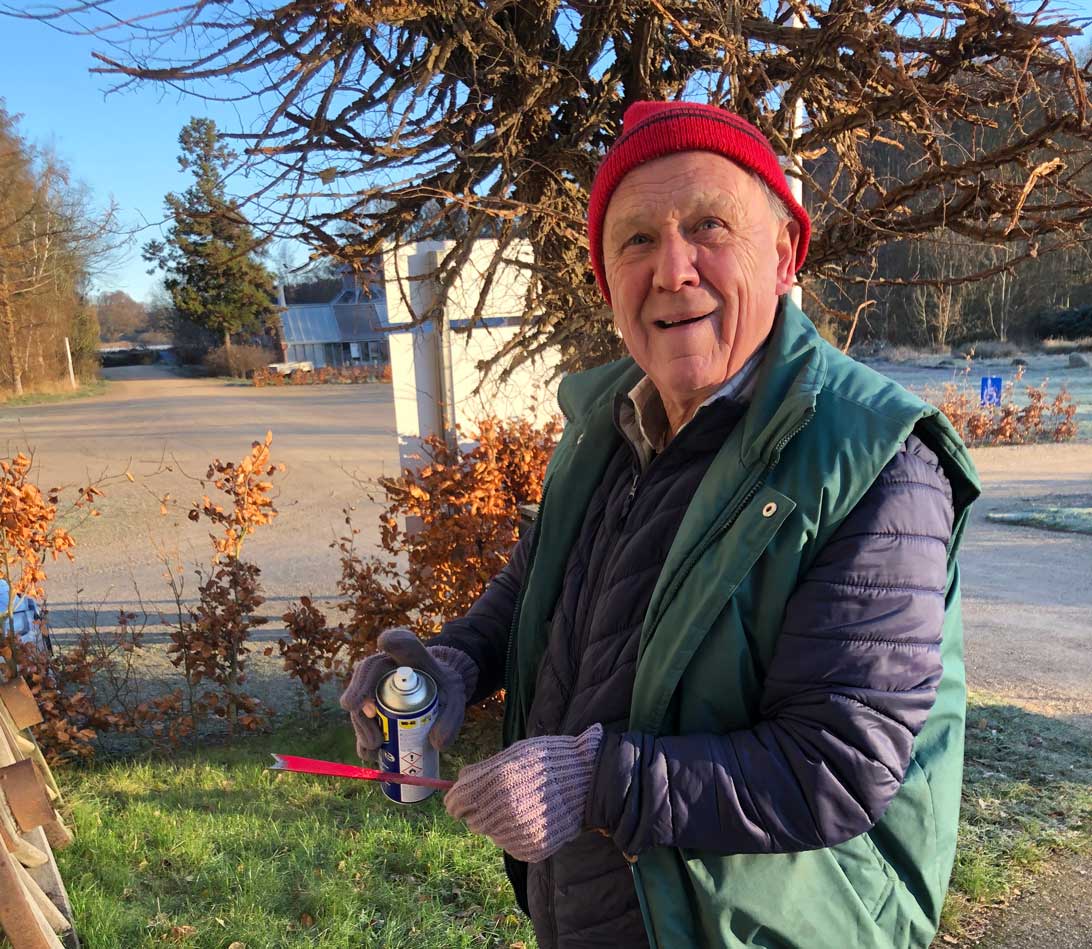 13. december 2022 John rengør haveredskaber. 